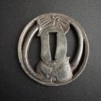 IJzeren Sukashi Tsuba met Aoi – Gesigneerd 越前住記内作, Ophalen of Verzenden