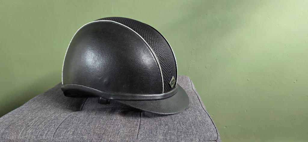 Charles Owen Ayr8 Paardrijcap / Rijhelm – leatherlook, Dieren en Toebehoren, Paardrijkleding, Dressuur, Ophalen of Verzenden, Zo goed als nieuw