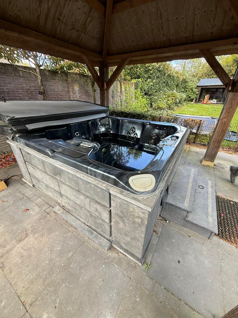 Spalife Hot Tub/Jacuzzi: 4/6 personen, Tuin en Terras, Bubbelbaden en Hottubs, Ophalen, Gebruikt, Afdekzeil, Vast