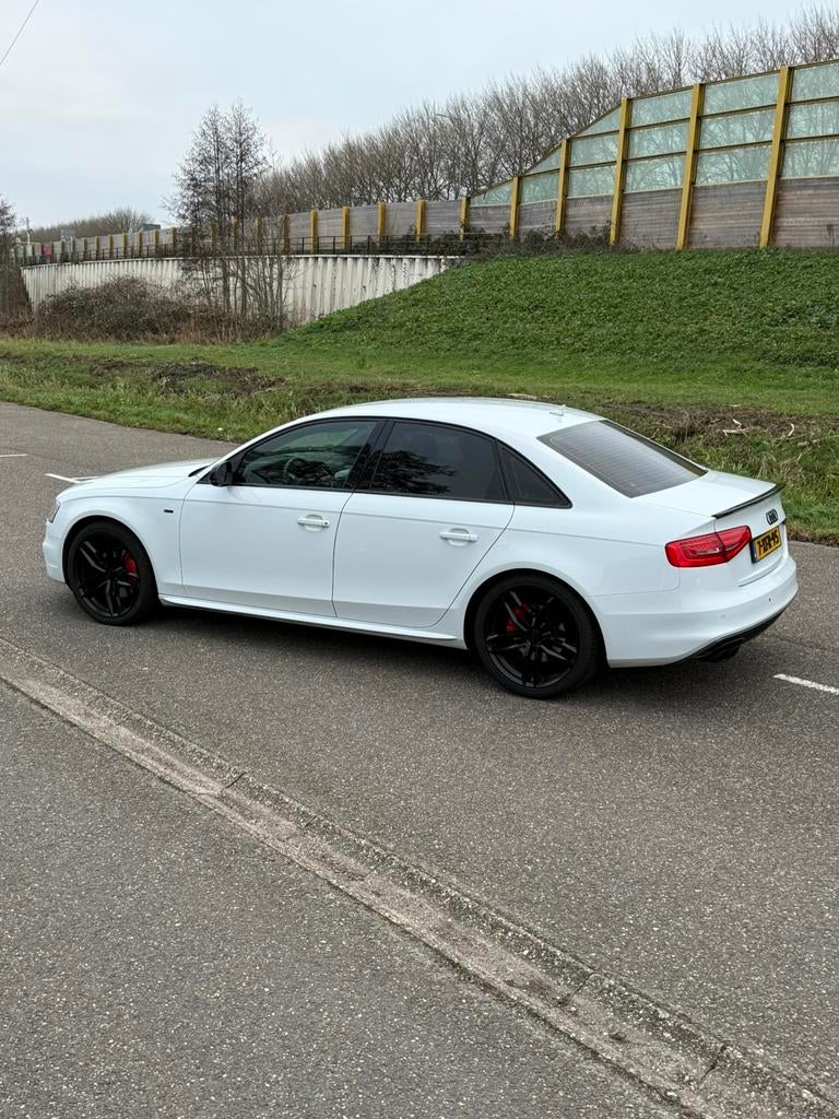 Audi A4 Sport 270pk bom vol Nw APK vol onderhouden zeer mooi, Zwart, 4 cilinders, Origineel Nederlands, 75 €/maand
