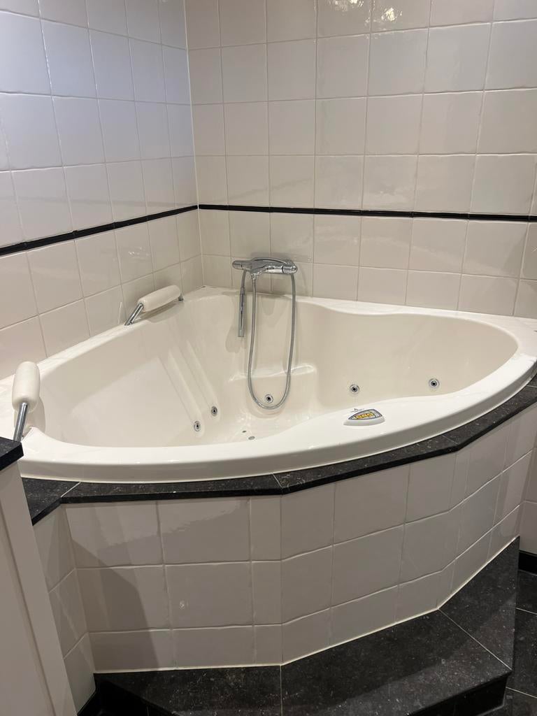 Prachtige hoekbad / jacuzzi, Ophalen, Gebruikt