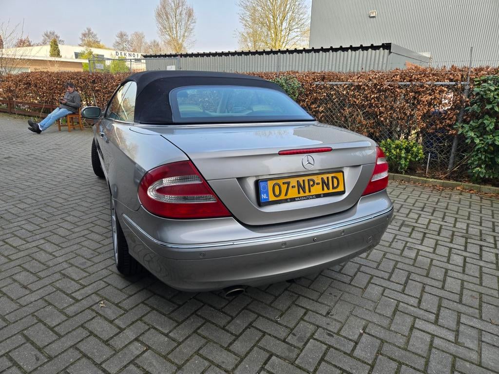 Mooie mercedes clk 240 6 cil NAP! cabrio automaat uit 2004, Auto's, Mercedes-Benz, Automaat, Cabriolet, Leder, Bedrijf
