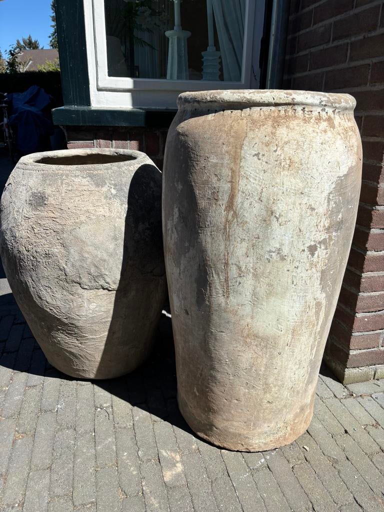 Oude antieke pot olijfpot stoer en sober, Ophalen