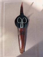 Mooie oude schaar in fraai leren etui., Ophalen of Verzenden