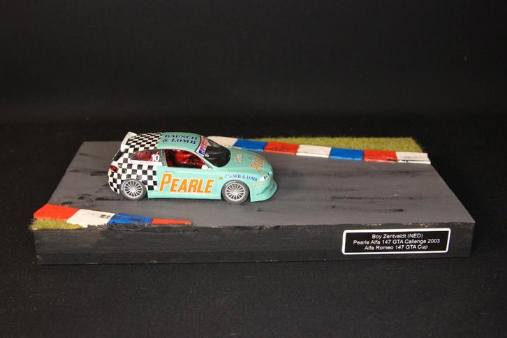 Diorama met Fly Alfa Romeo 147 GTA Chalenge 2003 1:32, Hobby en Vrije tijd, Modelbouw | Figuren en Diorama's, Nieuw, Diorama, Groter dan 1:35