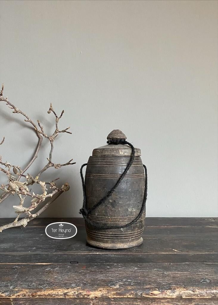 Oude houten kruik met deksel pot hout stoer sober landelijk