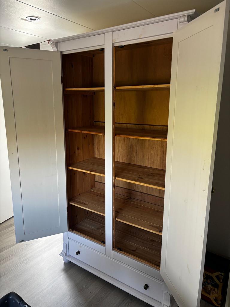 Witte houten grenen kast, Ophalen, Gebruikt, 50 tot 100 cm, Met lade(s)