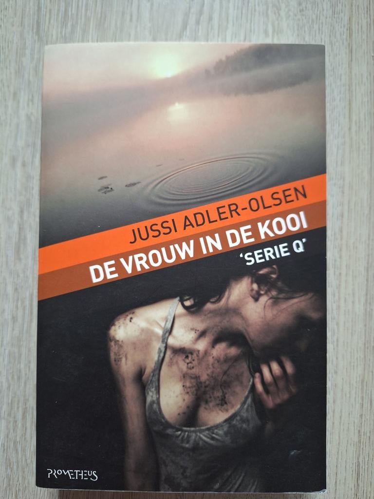 De Vrouw in de Kooi - Jussi Adler-Olsen (Serie Q), Boeken, Thrillers, Gelezen, Scandinavië, Ophalen of Verzenden