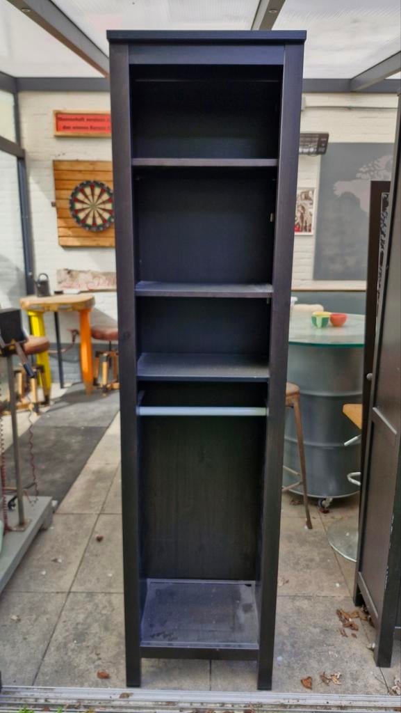 Hoge zwarte kast met planken, Ophalen, Met plank(en), Minder dan 50 cm, Gebruikt