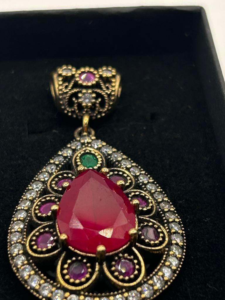 Verguld robijn hanger, Overige materialen, Overige voorstellingen, Ophalen of Verzenden, Zo goed als nieuw