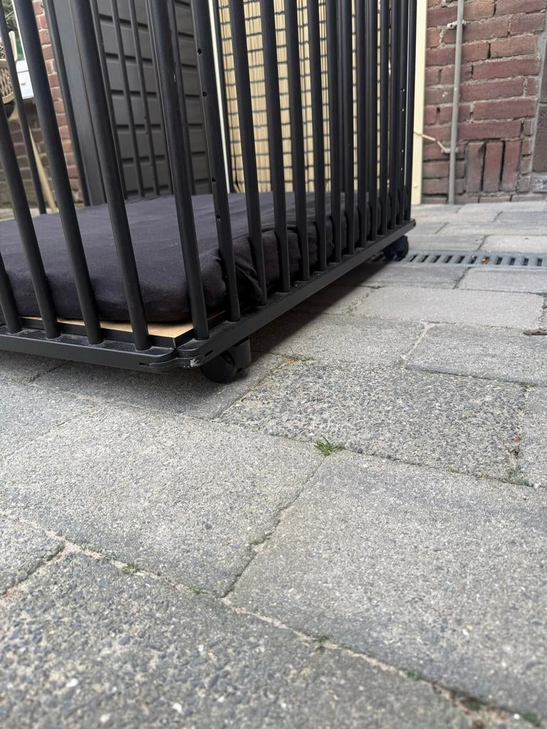 Zwarte box met wieltjes, Kinderen en Baby's, Boxen, Ophalen of Verzenden, Gebruikt, Vierkant, Boxkleed