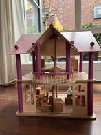 Houten poppenhuis met meubeltjes en 2 poppetjes, Ophalen, Gebruikt, Poppenhuis