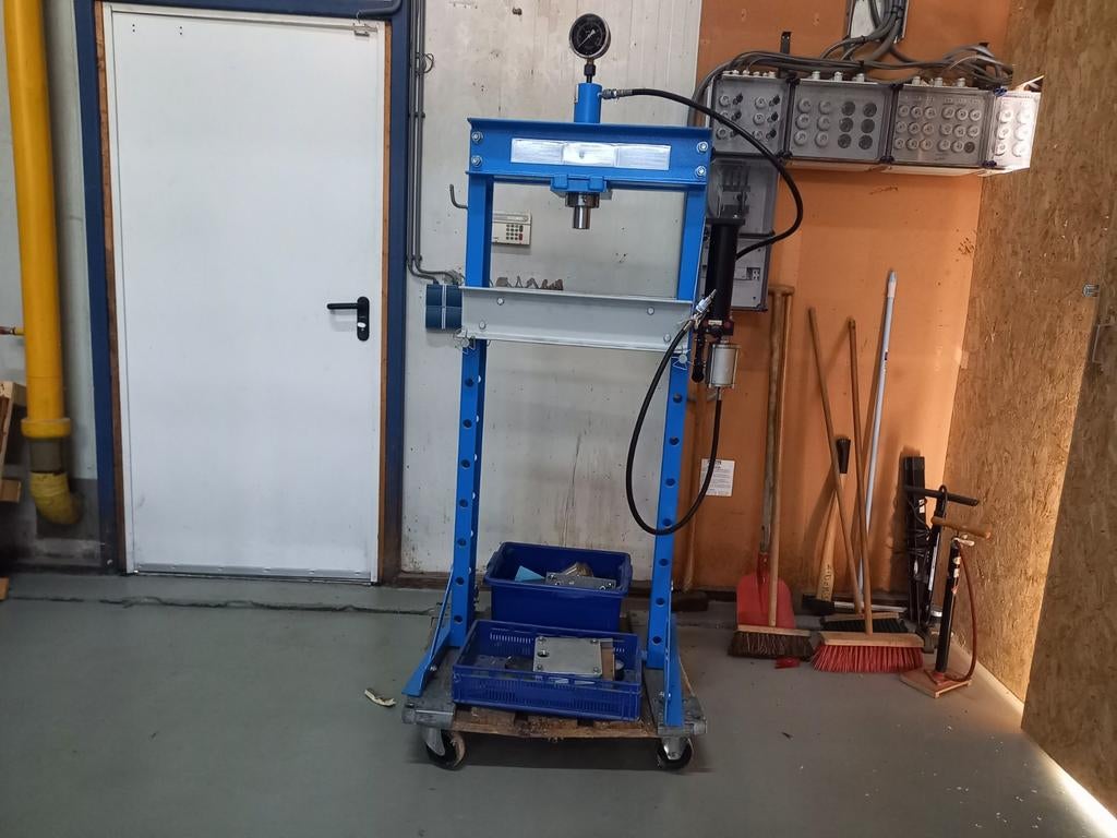 Robuuste Werkplaatspers - Hydraulisch en Mobiel, Ophalen, Gebruikt
