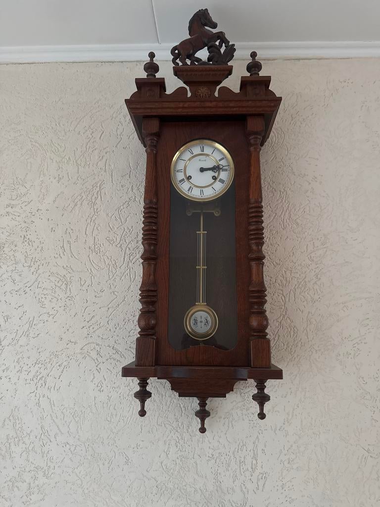 Houten wandklok met paard, Ophalen