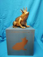 Efteling Grand Hotel Kikkerkoning beeld ruilen tegen pins., Verzamelen, Efteling, Ophalen of Verzenden, Nieuw, Beeldje of Poppetje