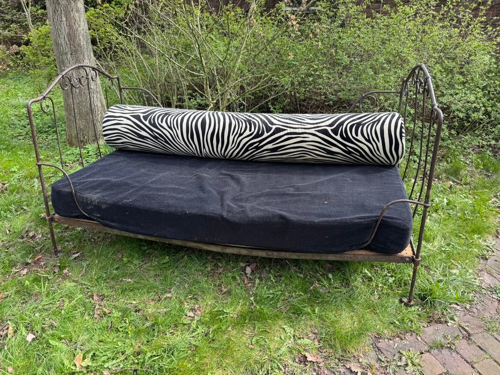 Antiek Frans Gietijzeren 1-p bed (ca 1900) met bekleding, Antiek en Kunst, Antiek | Meubels | Bedden, Ophalen