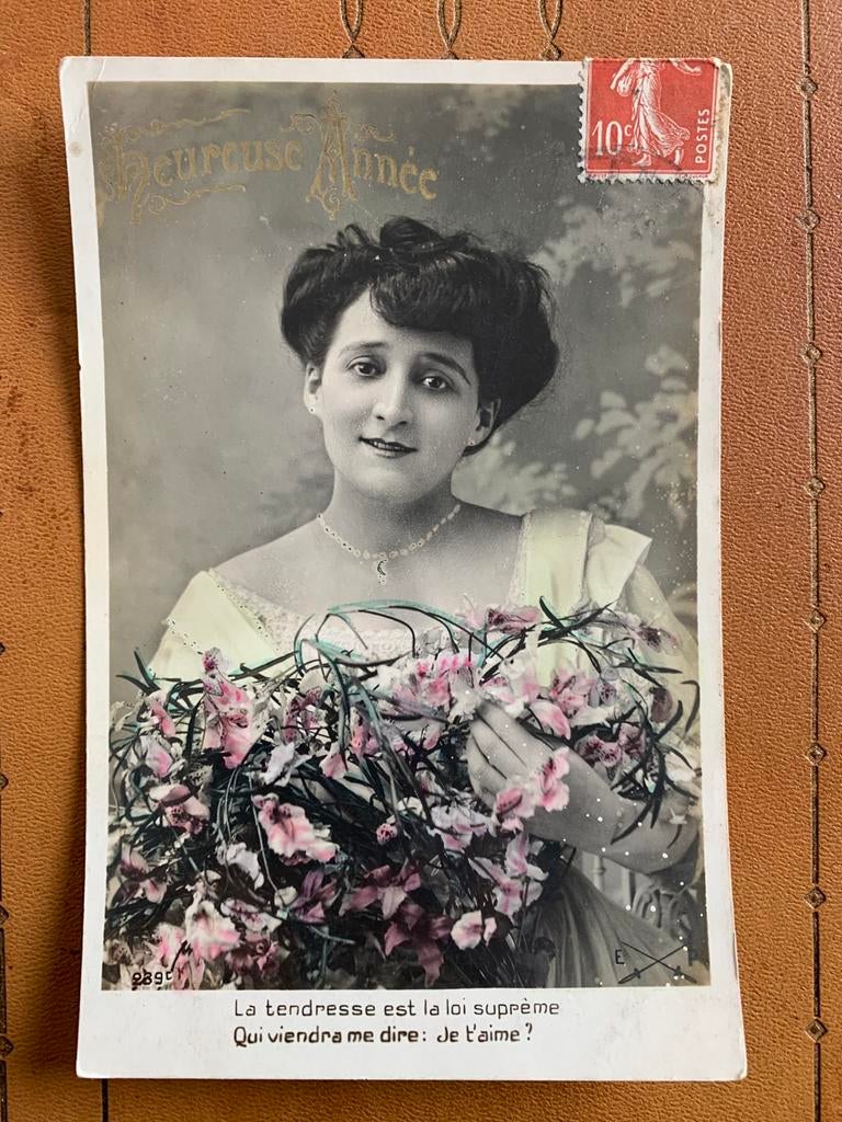 1907 Heureuse Année - dame met bloemen, Verzamelen, Ansichtkaarten | Themakaarten, Ophalen of Verzenden, Voor 1920, Gelopen, Feest(dag)