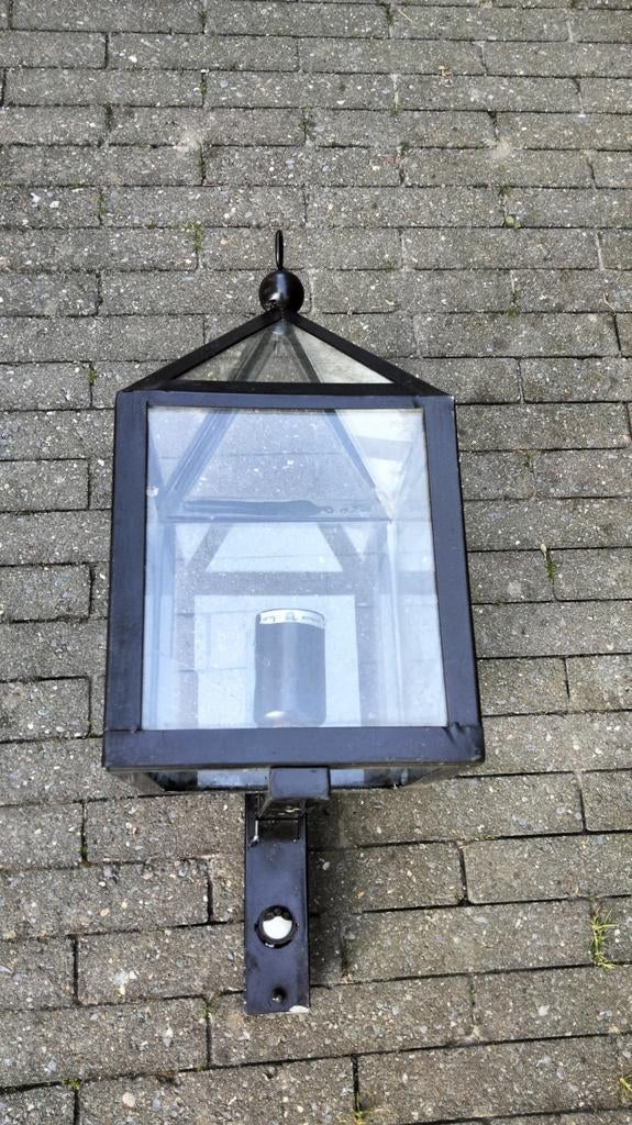 Zwarte buitenlamp met glazen kap, Tuin en Terras, Buitenverlichting, Wandlamp, Ophalen of Verzenden, Netvoeding, Rvs
