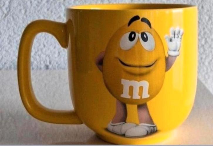 Beker Gele M&M, Huis en Inrichting, Keuken | Servies, Zo goed als nieuw, Kop(pen) en/of Schotel(s), Overige stijlen, Ophalen of Verzenden