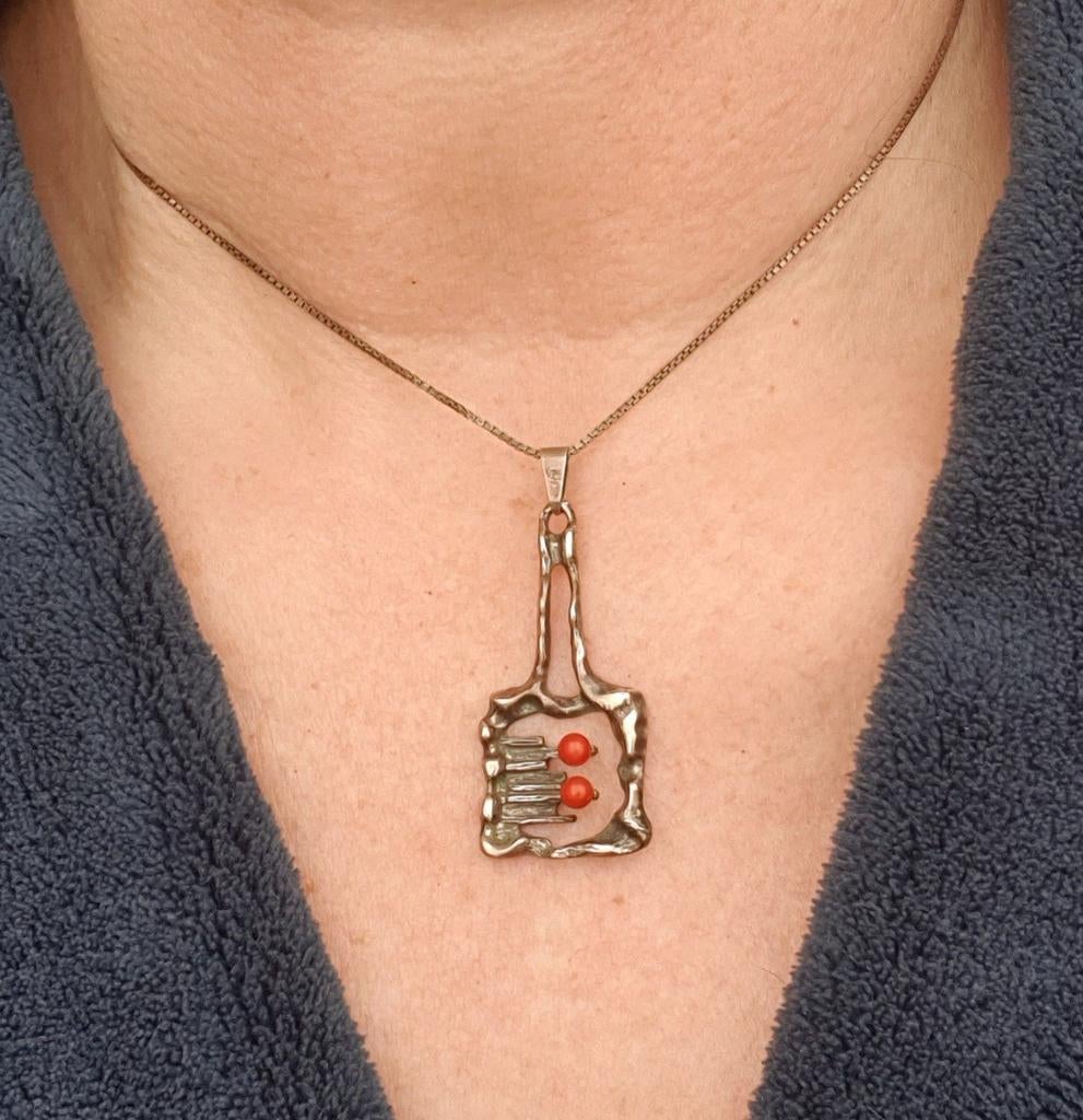 Brutalist zilveren hanger met bloedkoraal aan ketting, Verzenden, Zilver, Hanger