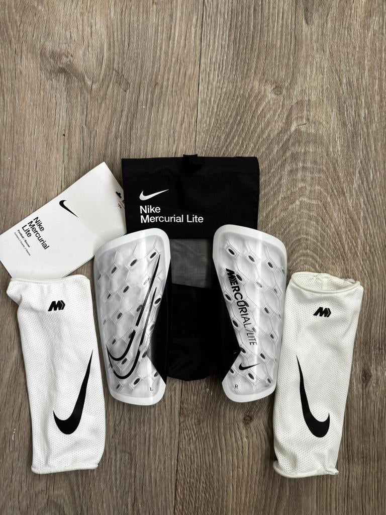 Nike Mercurial Lite scheenbeschermers wit/ zwart + sleeves, Ophalen of Verzenden