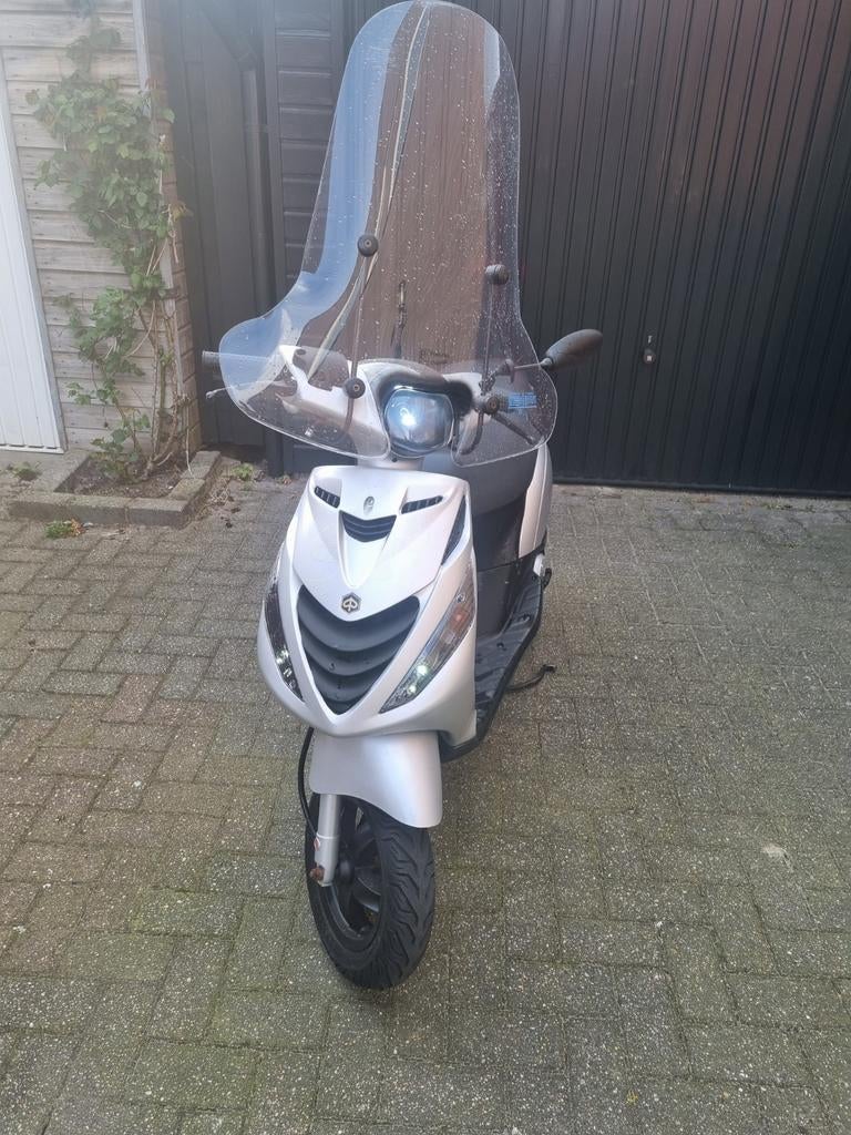 Piaggio zip 50cc 4 takt, Fietsen en Brommers, Scooters | Piaggio, Zip, Ophalen of Verzenden, Zo goed als nieuw, Benzine