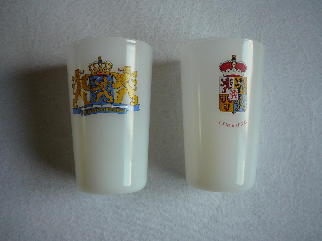 2 melkwitte glazen, je maintendrai en limburg, Ophalen of Verzenden, Zo goed als nieuw