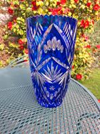 Vaas van Boheems kristal in koningsblauw, 27 cm. Hoog, Antiek en Kunst, Ophalen