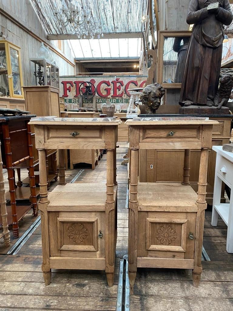 Twee landelijke Frans eiken kastjes nachtkastjes