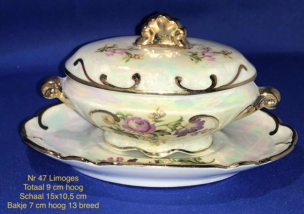 Een Antiek Theestelletje Met Een Theepot, Een Kommetje En Vier Kopjes Op Voet. Gedreven Geel Koper Ingelegd Met Rood Koper En Zilver En Versierd Met Calligrafie Op Het Deksel Een Maansikkel Omstree
