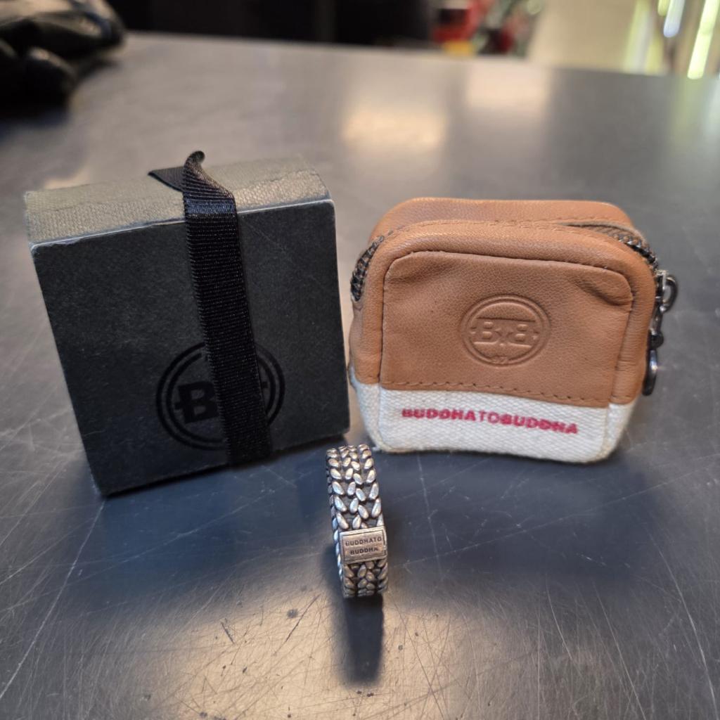 Buddha To Buddha Julius Ring Maat 21 | Nwpr 179 Euro, Buddha to Buddha, Zo goed als nieuw, Support@buddhatobuddha.com, Buddha to Buddha
Herengracht 419
1017 BP Amsterdam
Netherlands