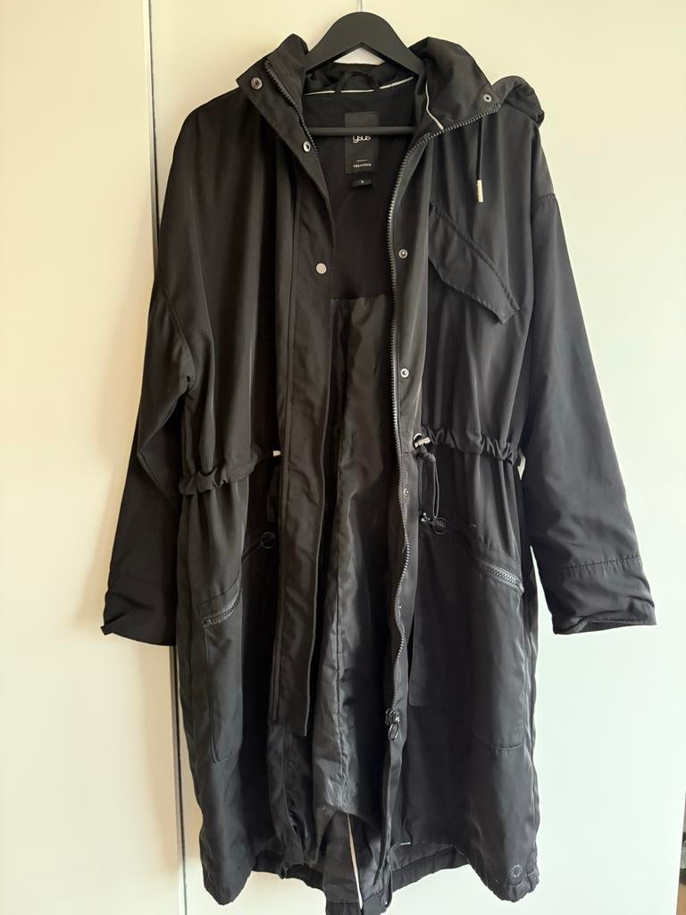 Zwarte damesjas met capuchon en verstelbare taille, Ophalen of Verzenden, Zo goed als nieuw, Maat 38/40 (M), Zwart