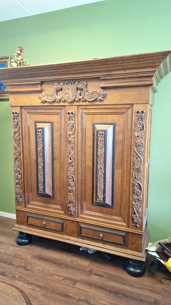 Antieke kussenkast kussen kast mooi hoog en intakt, Ophalen