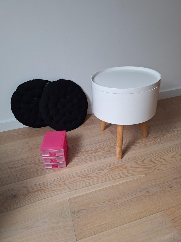 Nachtkastje & kussens - tienermeiden kamer, Ophalen, Gebruikt, Minder dan 45 cm, Minder dan 55 cm