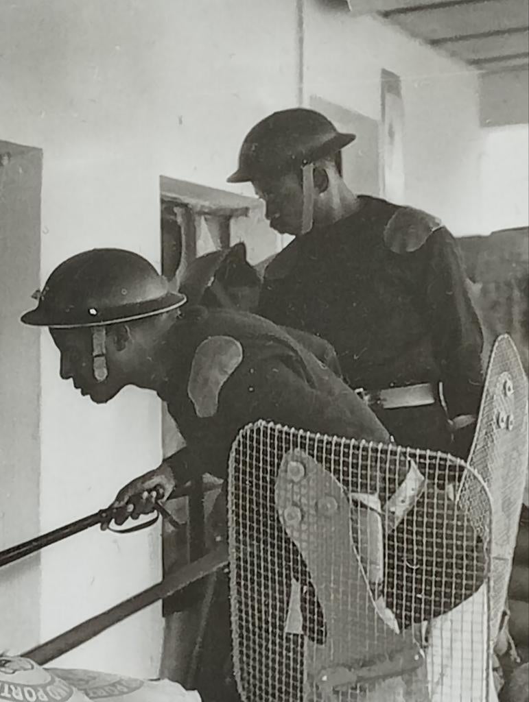 Kenya 1959 Kitten met 2 polite agenten Kenia, Ophalen of Verzenden, 1940 tot 1960, Gebruikt, Overige onderwerpen