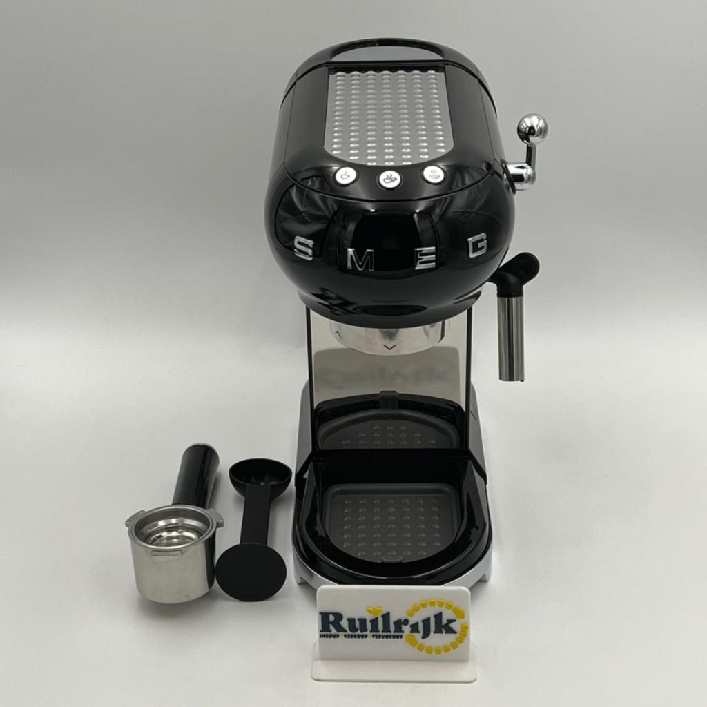 Smeg ECF01BLEU Koffiezetapparaat Espresso Jaren '50 Zwart, Ruilrijk, Zo goed als nieuw, Info@ruilrijk.nl, Neerstraat 60, 6041 KD Roermond