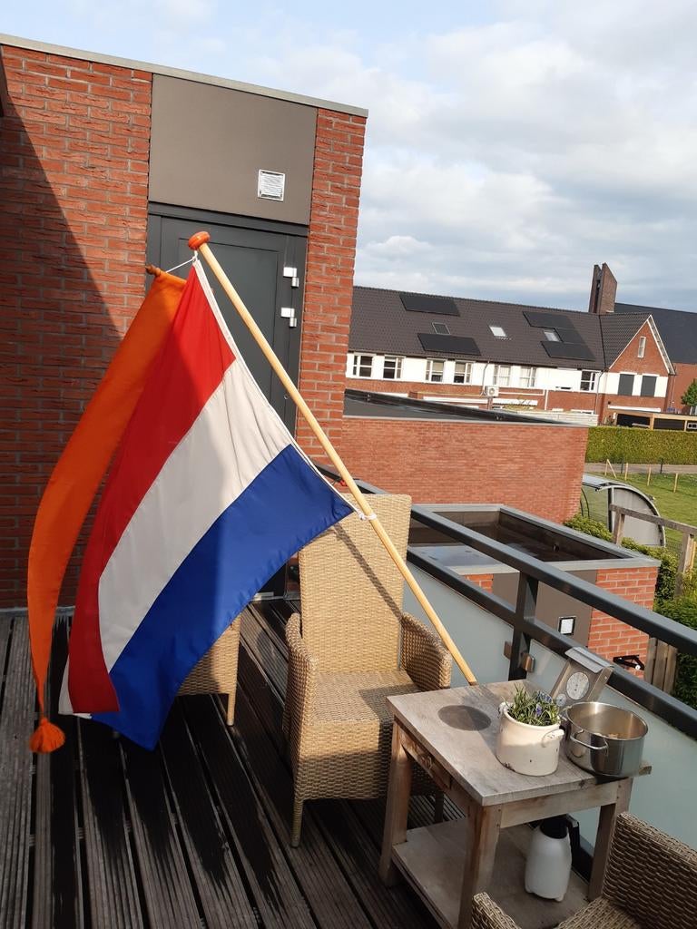 Nederlanse vlag met stok en wimpel, Ophalen