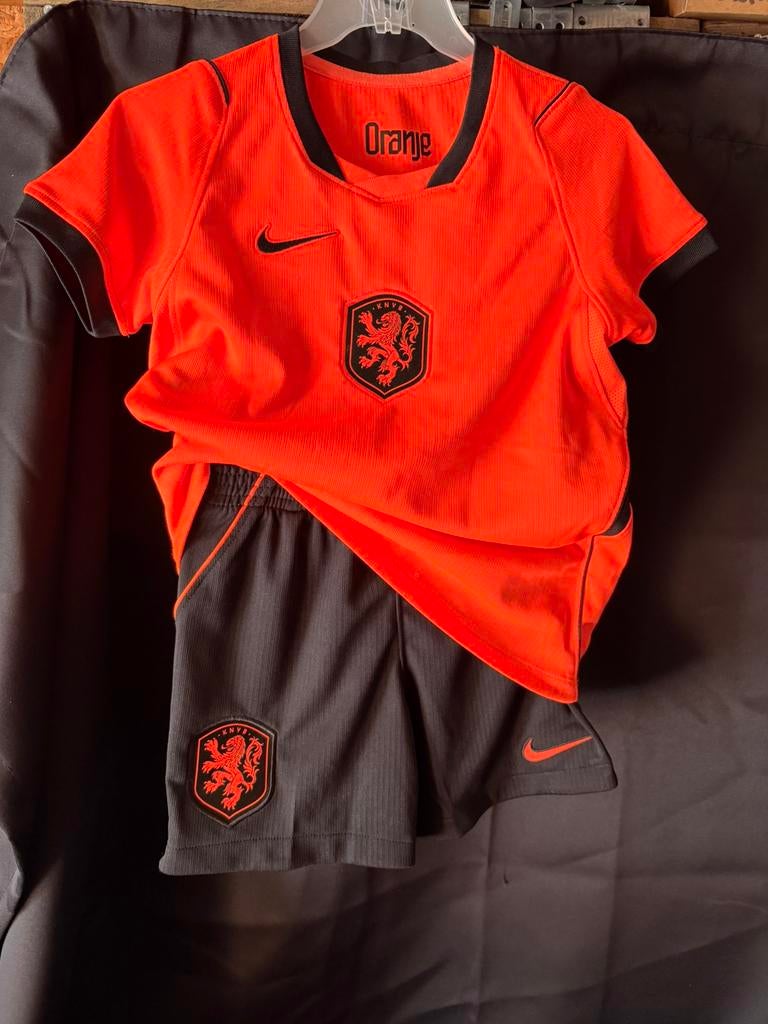 Nike KNVB Kinder tenue NIEUW, Sport en Fitness, Voetbal, Maat XS of kleiner, Ophalen of Verzenden, Nieuw, Set