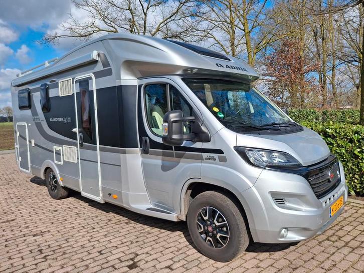 In nieuwstaat Adria 670 enkele bedden 28000 km bj 2016, Caravans en Kamperen, Campers, Bedrijf, tot en met 5, Half-integraal, Adria