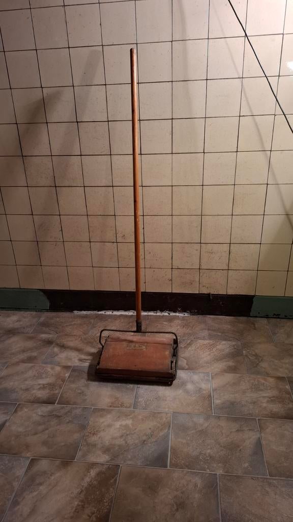 Ouderwetse houten stofzuiger, Ophalen