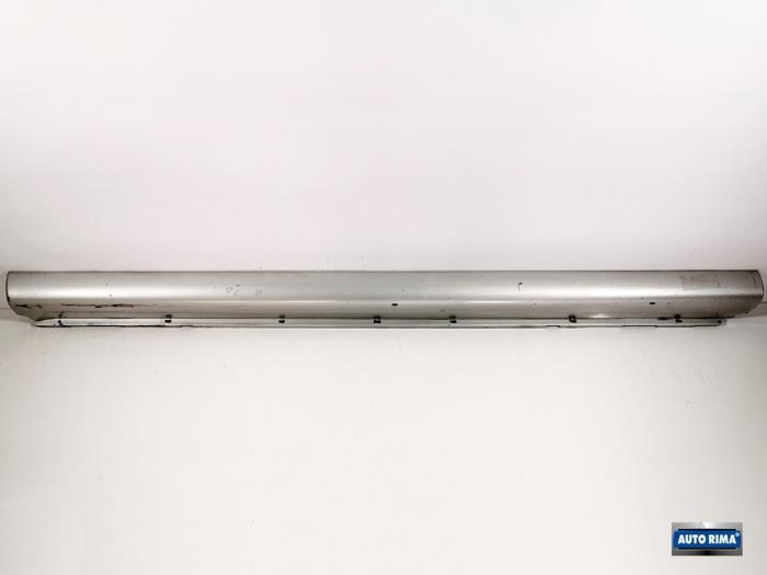 Dorpel rechts van een Volvo 9-Serie