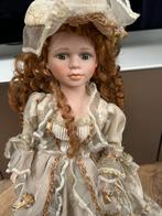 Vintage Porseleinen Pop met Krullen en Elegante Jurk, Ophalen of Verzenden, Gebruikt, Pop