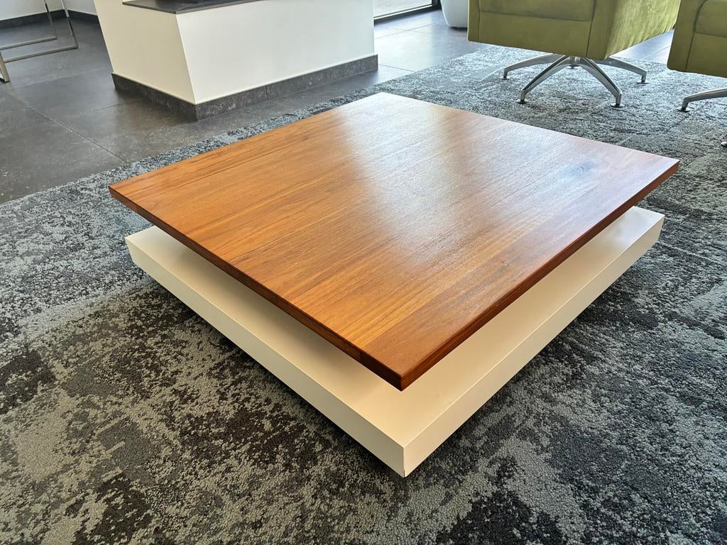 Moderne salontafel met noten houten blad en wit onderstel, Huis en Inrichting, Tafels | Salontafels, Zo goed als nieuw, Minder dan 50 cm