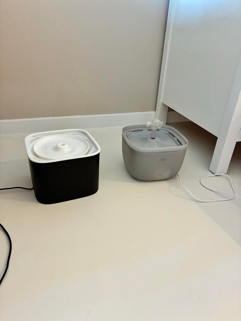 2 drinkfonteintjes voor katten, Ophalen