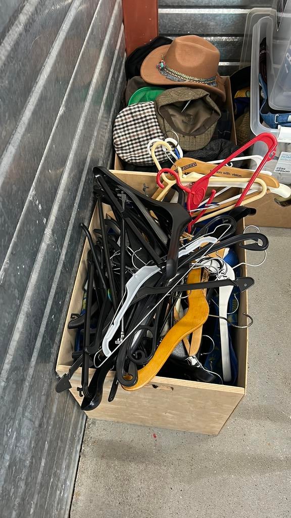 Gratis doos vol kledinghangers/ kleerhangers, Kleding | Dames, Kledinghangers, Ophalen, Zo goed als nieuw, Kunststof