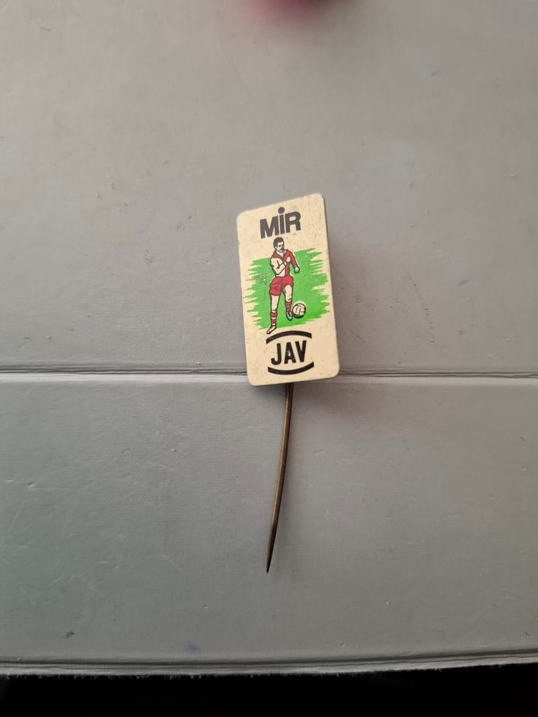 Speldje MIR/ JAV voetballer, Ophalen of Verzenden, Zo goed als nieuw, Sport, Speldje of Pin