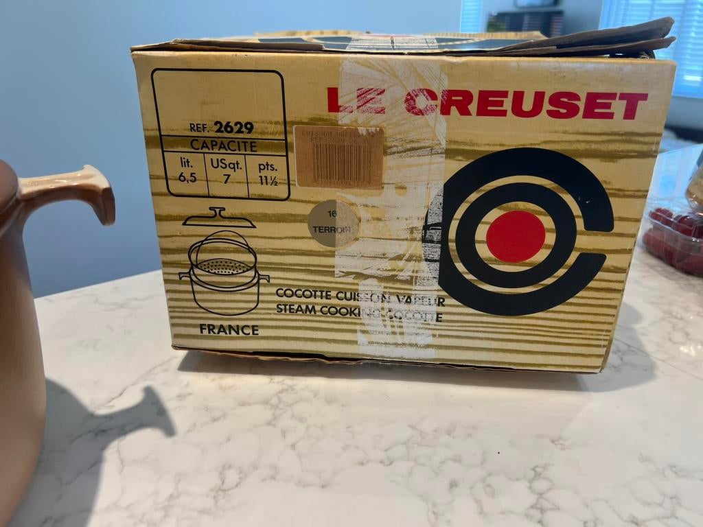 Nieuwe Le Creuset La Mama Terroir 26 cm met stoominzet, Gietijzer, Nieuw, Ophalen of Verzenden, Keramische plaat