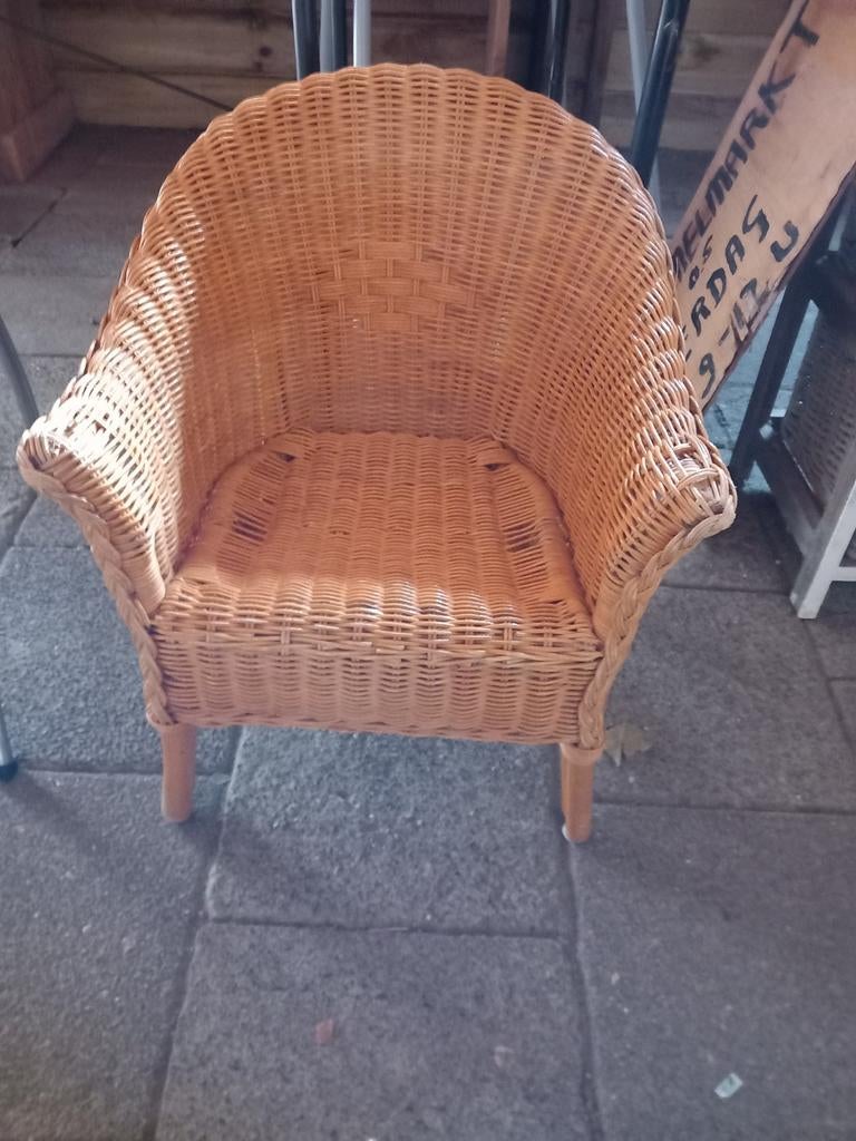 Leuk rotanstoeltje voor een klein kind., Tuin en Terras, Ophalen