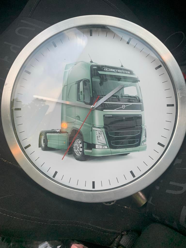 Volvo Klok Wandklok met Volvo vrachtwagen afbeelding, Ophalen of Verzenden, Zo goed als nieuw, Analoog, Wandklok
