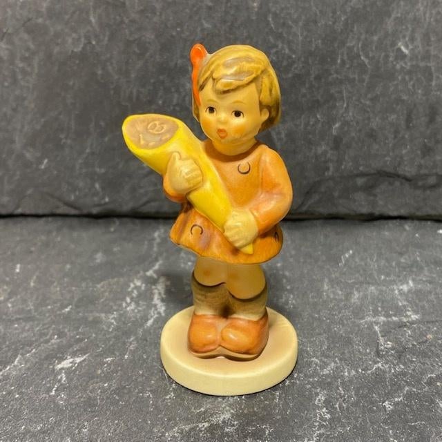 Goebel Hummel girl - A sweet offering, Verzamelen, Beelden en Beeldjes, Ophalen of Verzenden, Zo goed als nieuw, Hummel